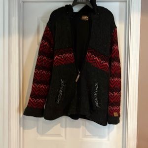 Coat with hood knitted with blackish grey and pink and red